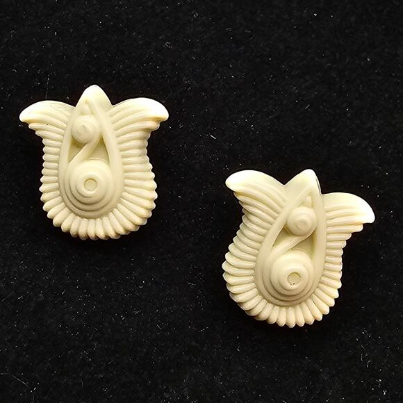 Avon Carved Plastic Floral Earrings Pierced Ears Gracious Tulips 1982 Beige - Picture 1 of 6